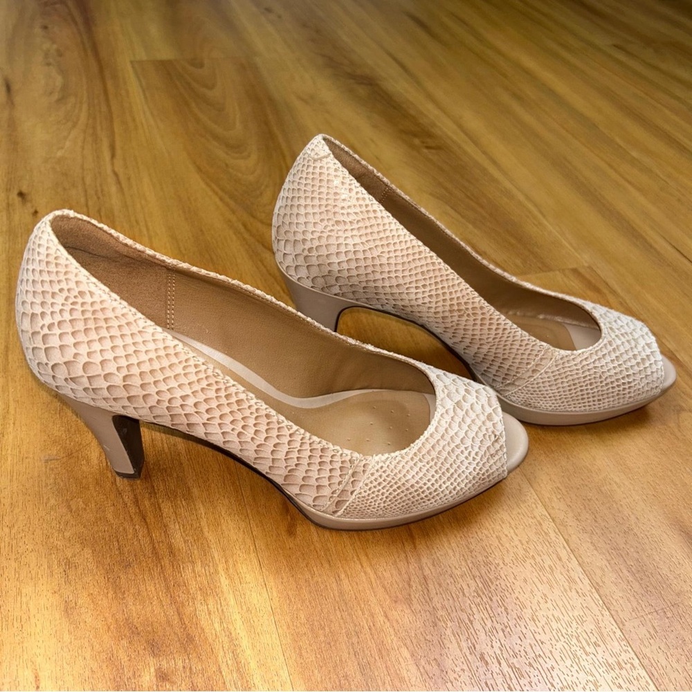 Clarks‎ Women’s Cream Textured Peep-Toe Heels Size 8M